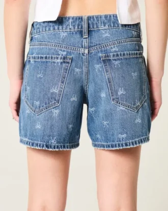 Lågmidjade baggy jeansshorts med rosettmönster