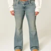 Lågmidjade bootcut-jeans med fjärilsbroderi i medium tvätt Lågmidjade bootcut-jeans med fjärilsbroderi i medium tvätt