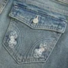 Lågmidjade bootcut-jeans med fjärilsbroderi i medium tvätt Lågmidjade bootcut-jeans med fjärilsbroderi i medium tvätt