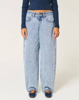 Lågmidjade, ljusblå, avsmalnande baggyjeans