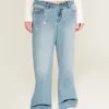 Lågmidjade, ljusblå baggyjeans med kedjebroderi Lågmidjade, ljusblå baggyjeans med kedjebroderi