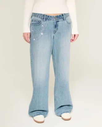 Lågmidjade, ljusblå baggyjeans med kedjebroderi