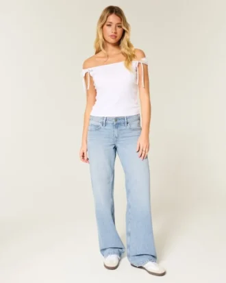Lågmidjade, ljusblå baggyjeans med nitar och rosetter