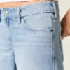 Lågmidjade, ljusblå baggyjeans med nitar och rosetter Lågmidjade, ljusblå baggyjeans med nitar och rosetter