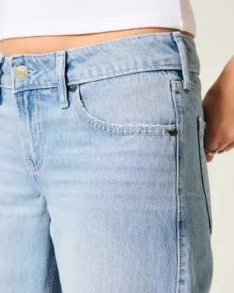 Lågmidjade, ljusblå baggyjeans med nitar och rosetter