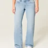 Lågmidjade, ljusblå baggyjeans med nitar och rosetter Lågmidjade, ljusblå baggyjeans med nitar och rosetter
