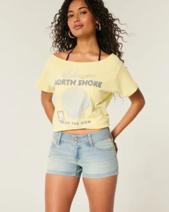 Lågmidjade, ljusblå shorts i denim med blommiga fickor