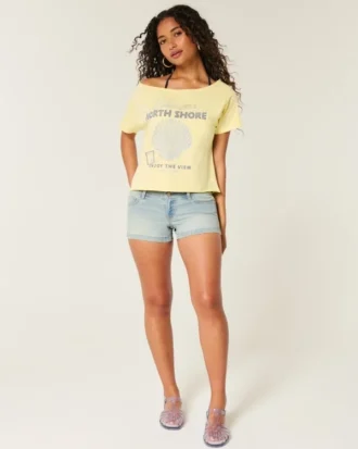 Lågmidjade, ljusblå shorts i denim med blommiga fickor