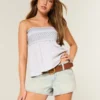Lågmidjade minishorts i ljus tvättad denim Lågmidjade minishorts i ljus tvättad denim