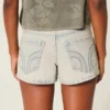 Lågmidjade minishorts i ljus tvättad denim Lågmidjade minishorts i ljus tvättad denim