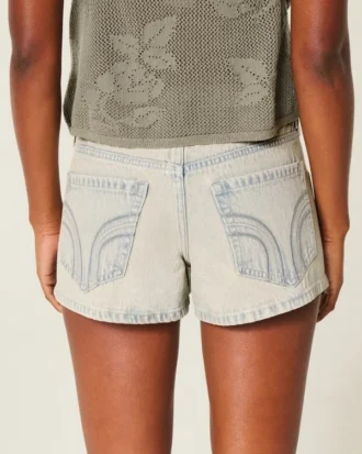 Lågmidjade minishorts i ljus tvättad denim