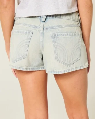 Lågmidjade minishorts i ljus tvättad denim
