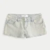 Lågmidjade minishorts i ljus tvättad denim Lågmidjade minishorts i ljus tvättad denim