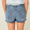 Lågmidjade minishorts i mediumtvättad denim med slitna detaljer Lågmidjade minishorts i mediumtvättad denim med slitna detaljer