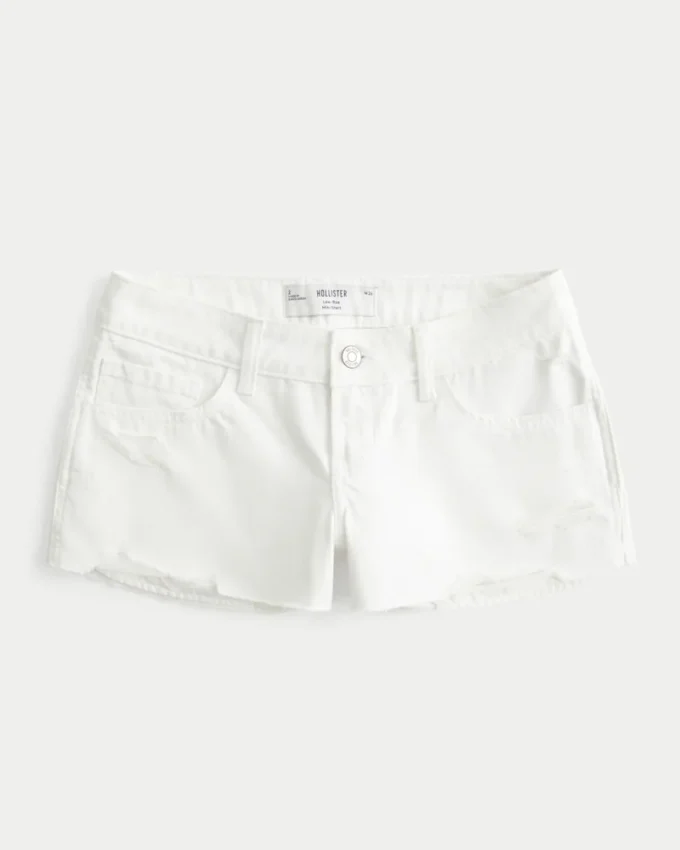 Lågmidjade minishorts i vit denim med slitna detaljer Lågmidjade minishorts i vit denim med slitna detaljer