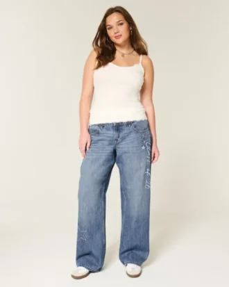 Lågmidjade, mörkblå baggyjeans med broderad text ”Class of ’26”