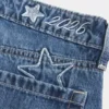 Lågmidjade, mörkblå baggyjeans med broderad text ”Class of ’26” Lågmidjade, mörkblå baggyjeans med broderad text ”Class of ’26”