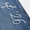 Lågmidjade, mörkblå baggyjeans med broderad text ”Class of ’26” Lågmidjade, mörkblå baggyjeans med broderad text ”Class of ’26”