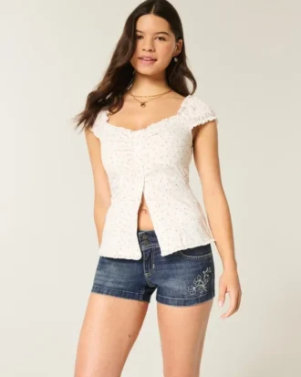 Lågmidjade, mörkblå broderade jeansshorts