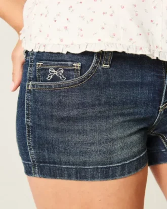Lågmidjade, mörkblå broderade jeansshorts
