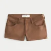 Lågmidjade shorts i imitationsmocka