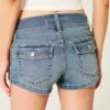 Lågmidjade shorts i ljus tvättad denim