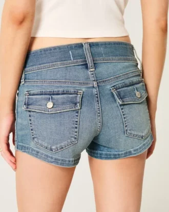 Lågmidjade shorts i ljus tvättad denim