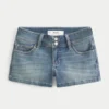 Lågmidjade shorts i ljus tvättad denim