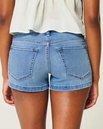 Lågmidjade shorts i mediumtvättad denim