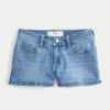 Lågmidjade shorts i mediumtvättad denim