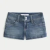 Lågmidjade shorts i mediumtvättad denim Lågmidjade shorts i mediumtvättad denim