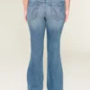 Lågmidjade, slitna bootcut-jeans i medium tvätt