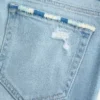 Lågmidjade, slitna, ljusblå bootcut-jeans med broderier