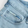 Lågmidjade, slitna, ljusblå bootcut-jeans med broderier