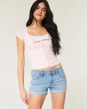 Lågmidjade, slitna, ljusblå jeansshorts