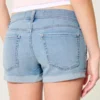 Lågmidjade, slitna, ljusblå jeansshorts Lågmidjade, slitna, ljusblå jeansshorts