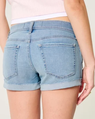 Lågmidjade, slitna, ljusblå jeansshorts