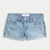 Lågmidjade, slitna, ljusblå jeansshorts Lågmidjade, slitna, ljusblå jeansshorts