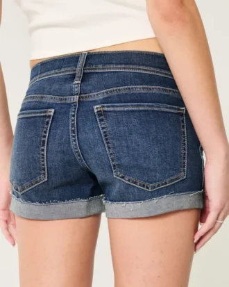 Lågmidjade, slitna shorts i mörk tvättad denim