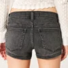 Lågmidjade, tvättade svarta denimshorts Lågmidjade, tvättade svarta denimshorts