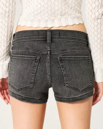Lågmidjade, tvättade svarta denimshorts