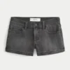 Lågmidjade, tvättade svarta denimshorts Lågmidjade, tvättade svarta denimshorts