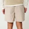Linnenblandade shorts som dras på, halvhöga