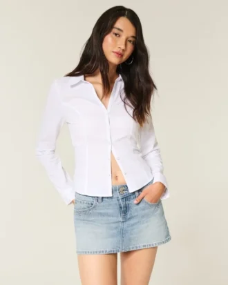 Ljus tvättad miniskort i denim med nitar