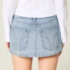 Ljus tvättad miniskort i denim med nitar Ljus tvättad miniskort i denim med nitar