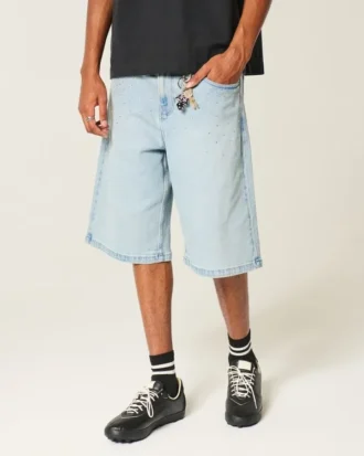 Ljus tvättade, dekorerade superbaggy jeansshorts