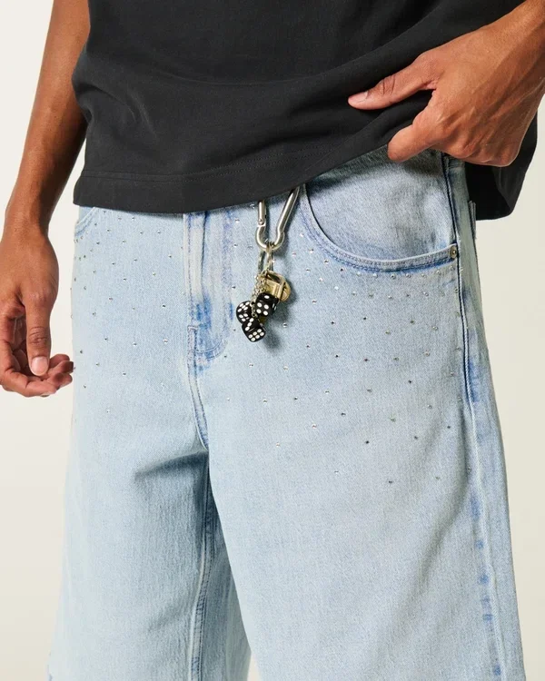 Ljus tvättade, dekorerade superbaggy jeansshorts Ljus tvättade, dekorerade superbaggy jeansshorts