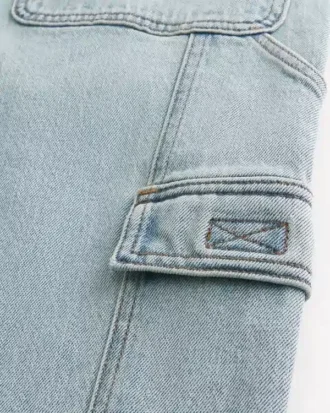 Ljusblå baggy jeans