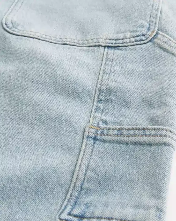 Ljusblå baggy jeans