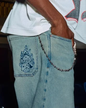 Ljusblå broderade tärningsskaterbaggyjeans